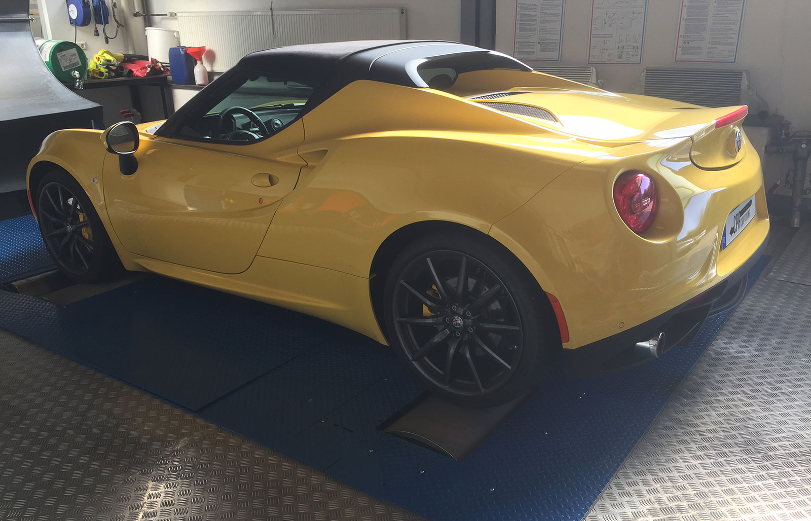 El lenguaje de diseño clásico se encuentra con despojos de alta tecnología - Alfa 4C