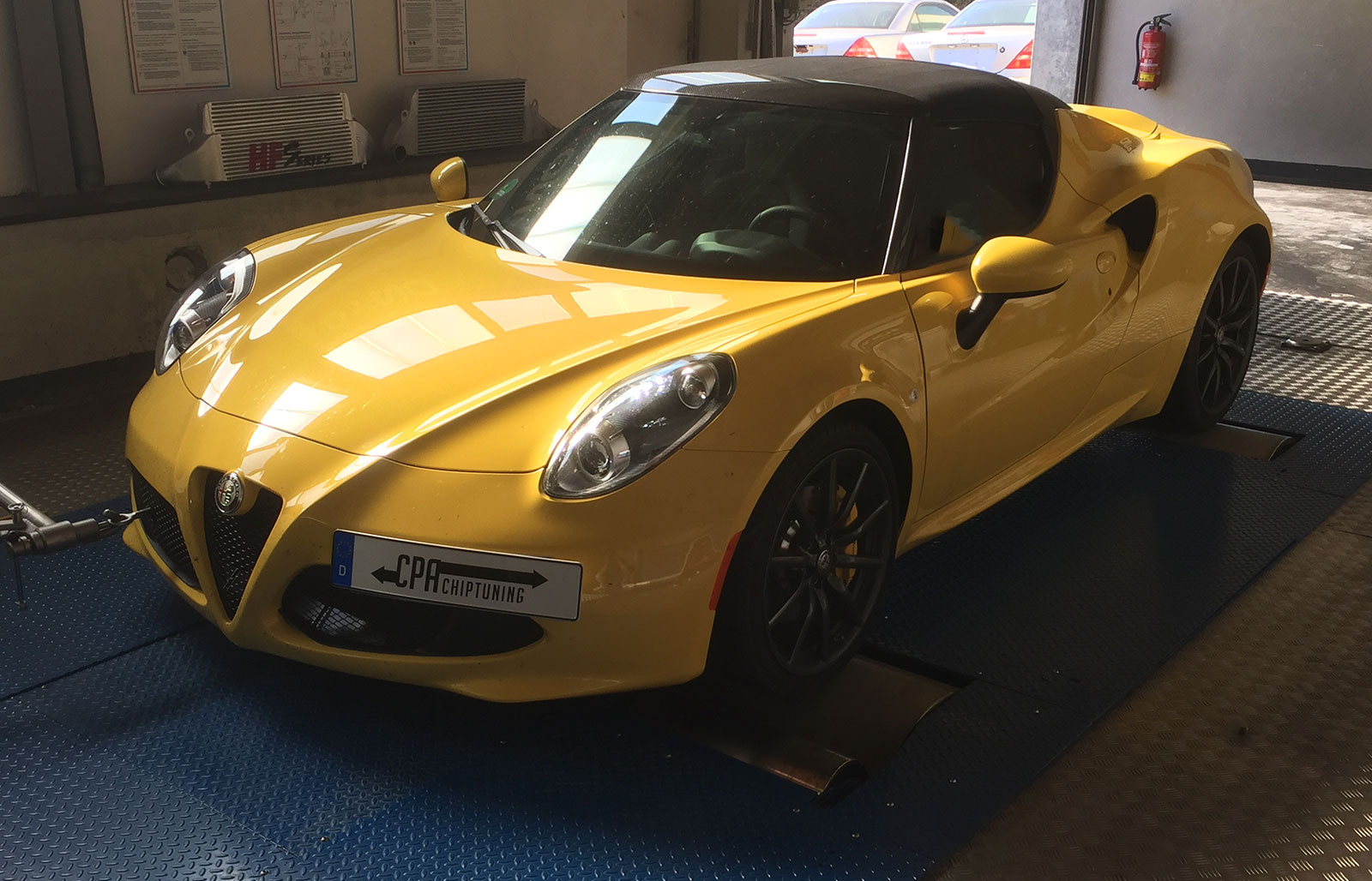 El lenguaje de diseño clásico se encuentra con despojos de alta tecnología - Alfa 4C
