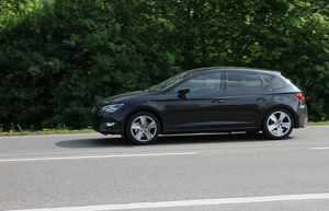 Seat Leon 1.4 TSI en el carril de adelantamiento